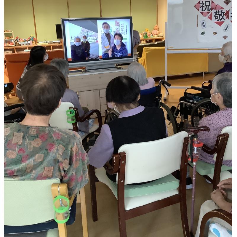 ご自分の姿を見つけるたびに歓声が上がります