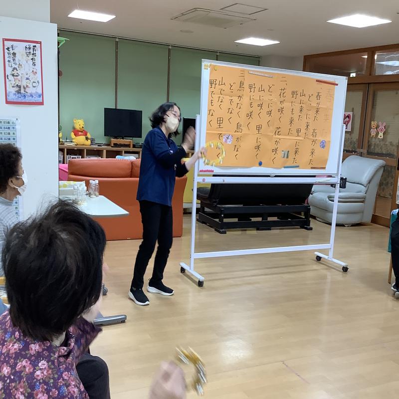 楽器を鳴らしながら歌ったり、体を動かしたり!(^^)!