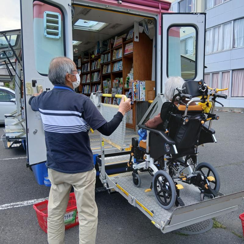 リストで車内に乗り込みます‼