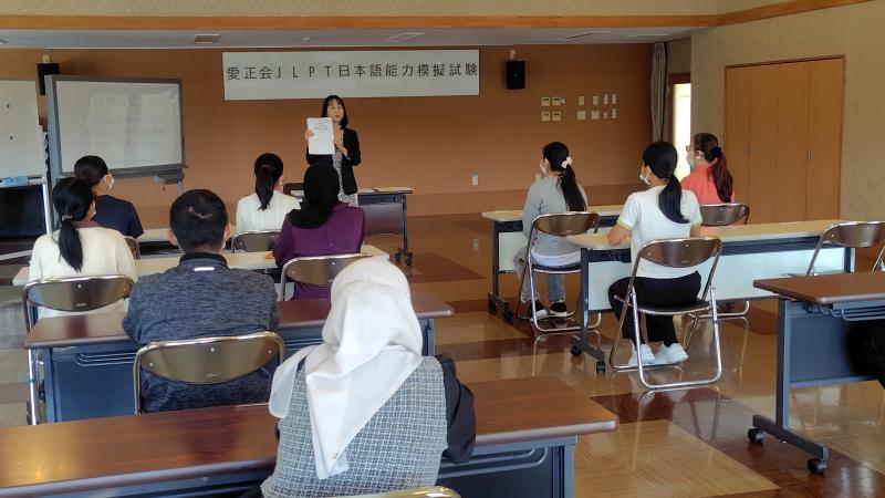 センター長より試験の説明を受けています!